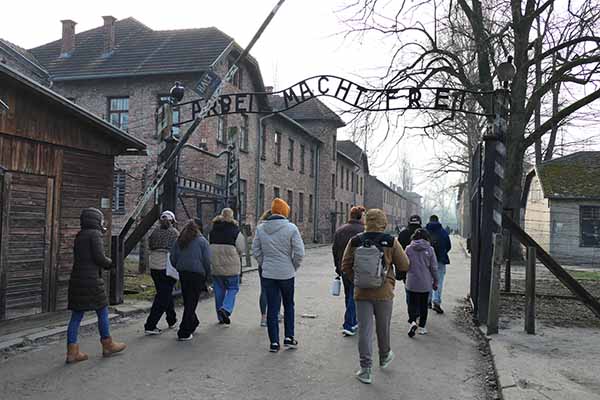 auschwitz1.jpg